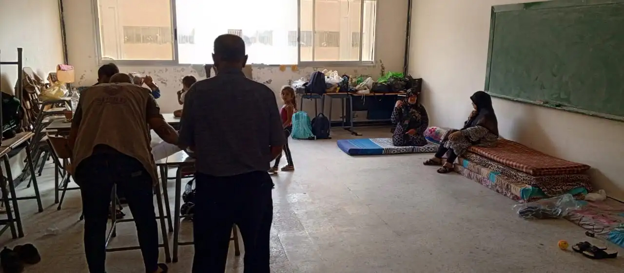 نازحون من الجنوب في إحدى المدارس التي تحوّلت إلى مركز إيواء خلال الحرب الماضية