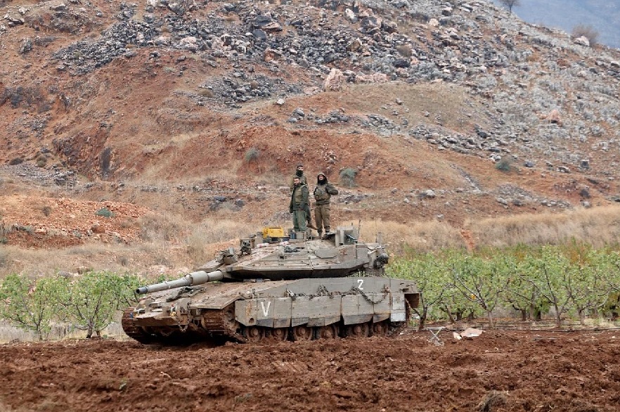 قال وزير خارجية لبنان السابق عدنان منصور: على لبنان أن يتوقع احتمالات كثيرة من إسرائيل طالما أنها خارج المحاسبة الدولية (رويترز)