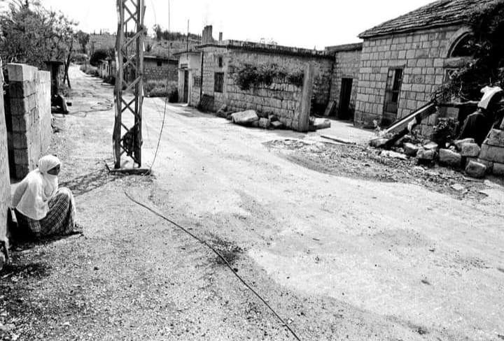 انها المجازر، وانها طرقات الخيام الشاهد عليها. طرقات ترابية صغيرة في آن ومعبّدة في أحيان لم يبق من اسفلتها سوى بعض خيالاته