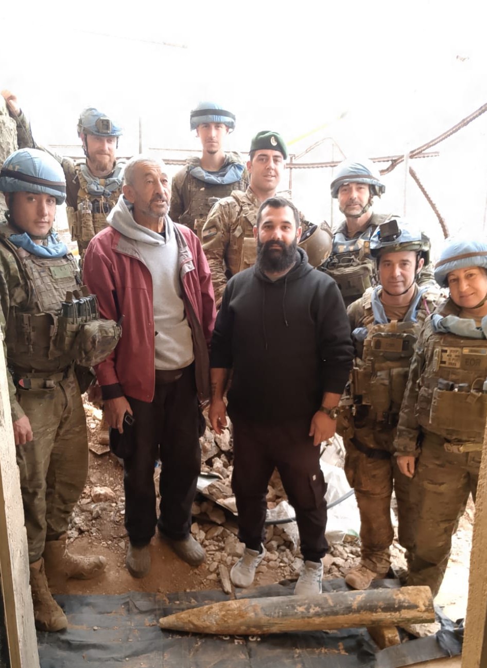 فريق الهندسة (EOD) مع الجيش اللبناني وأصحاب المنزل الذين عبّروا عن امتنانهم للعمل المنجز