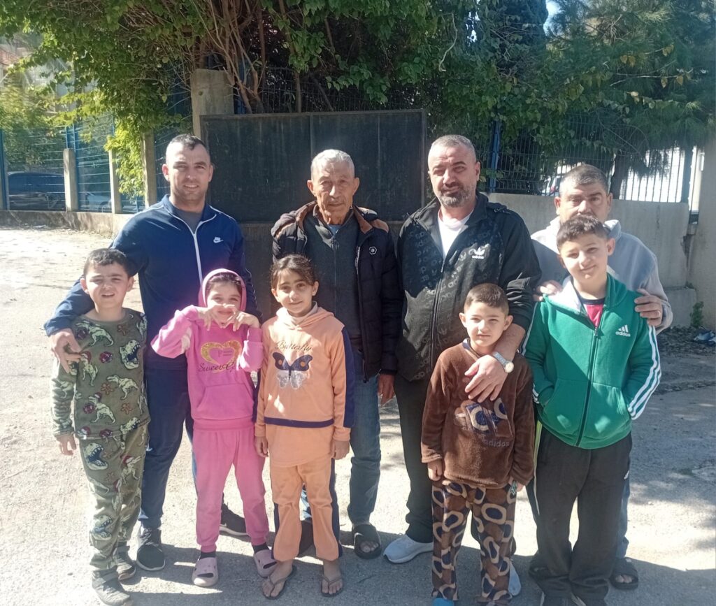 عائلات نازحة في باحة ثانوية جورج افرام في جونيه (الصورة طوني طراد)