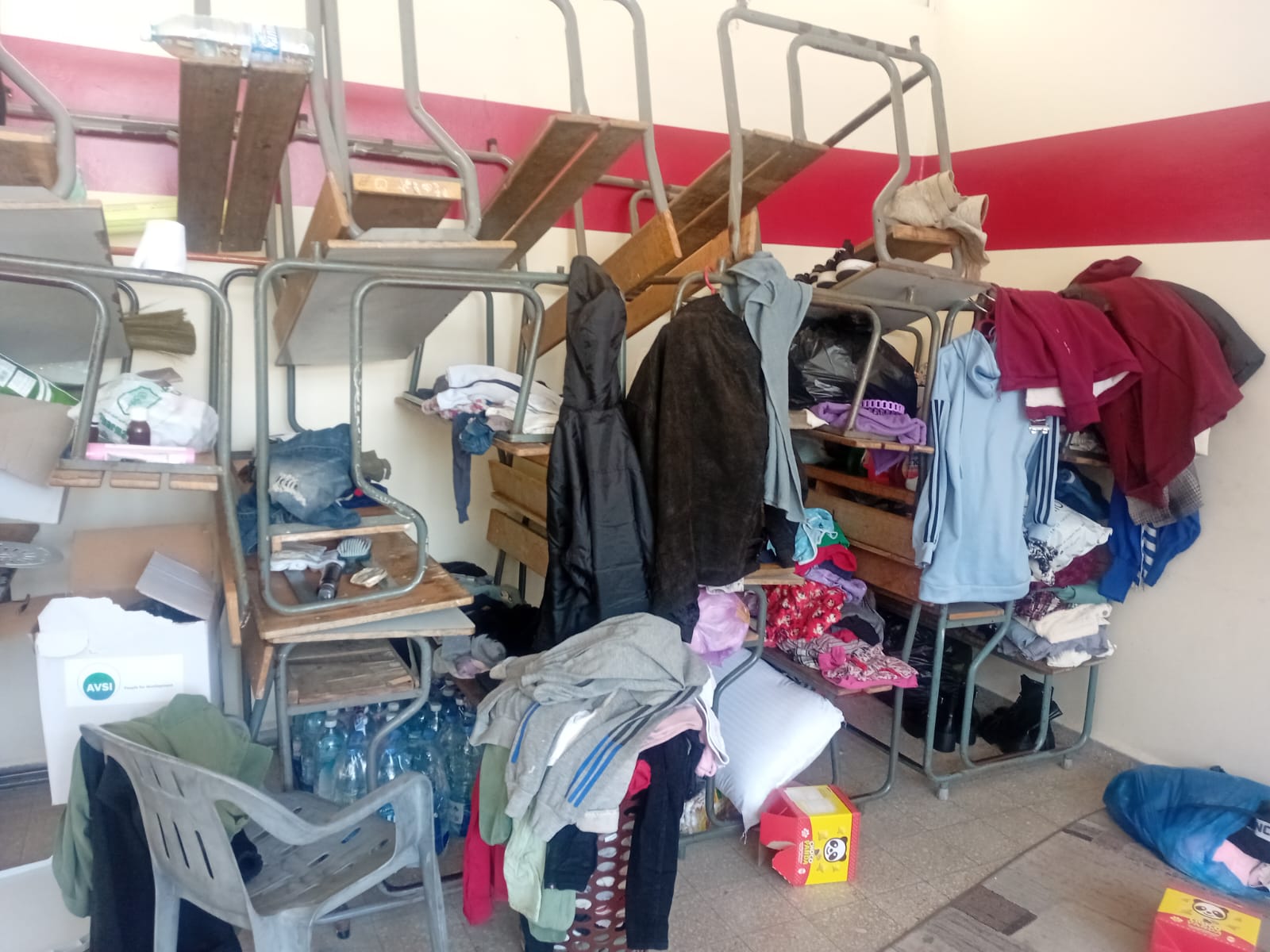 من مقاعد للدراسة إلى مركز إيواء للعائلات النازحة في إحدى غرف مدرسة حارة صخر الرسمية (الصورة طوني طراد)