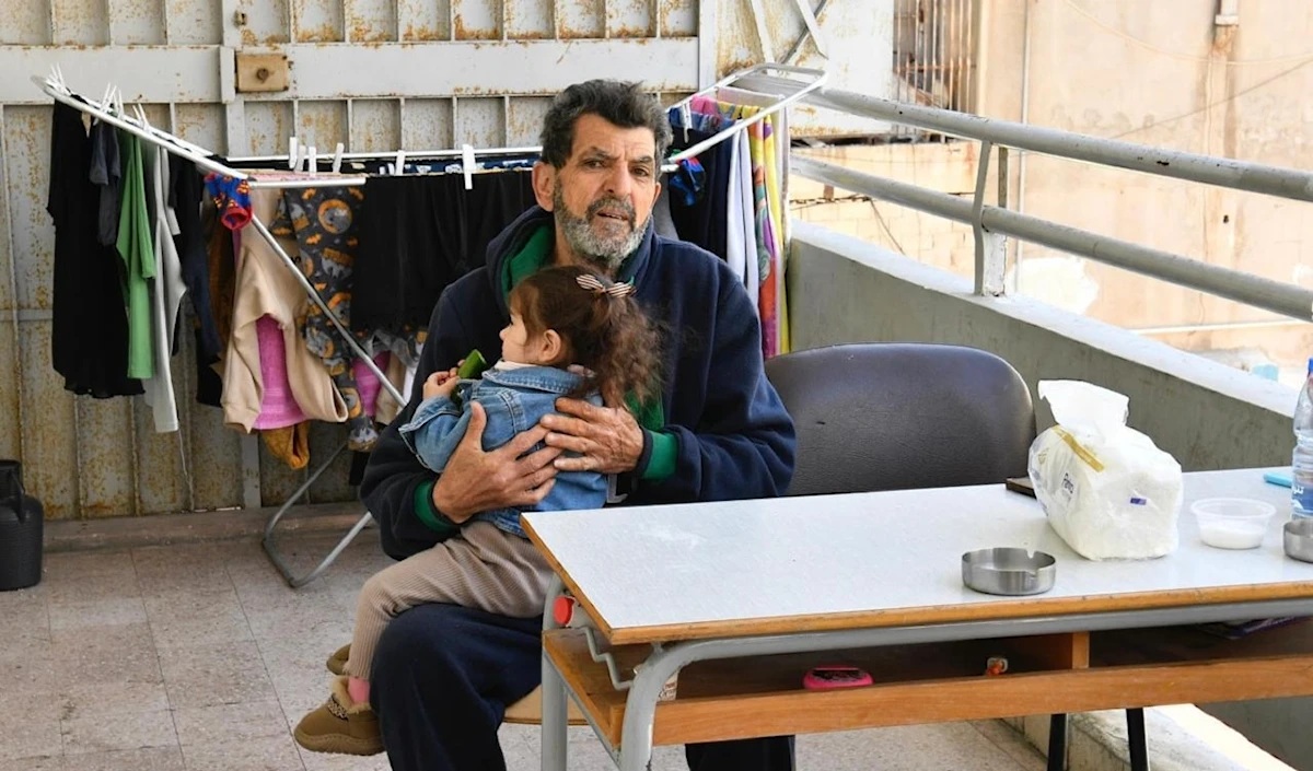 نازح في أحد مراكز الإيواء في منطقة جبيل (مروان بو حيدر)