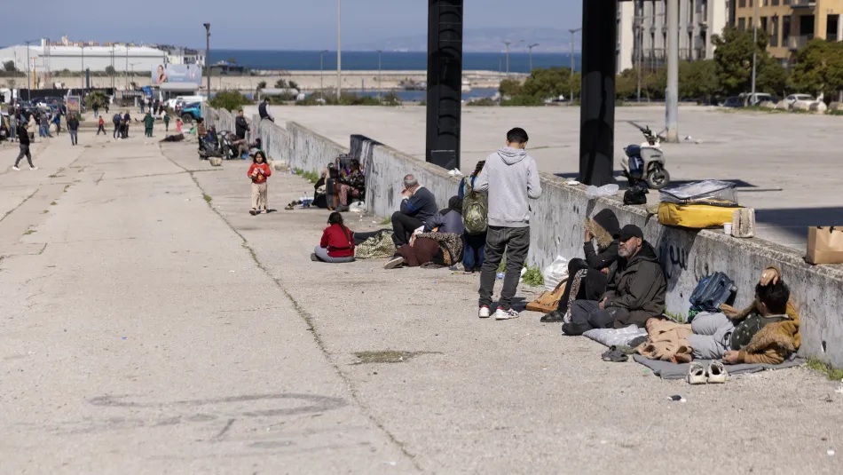 ما زال النازحون على الطرق والحكومة ستعمل لتأمين حاجات المواطنين بطريقة عادلة وسريعة (Getty)