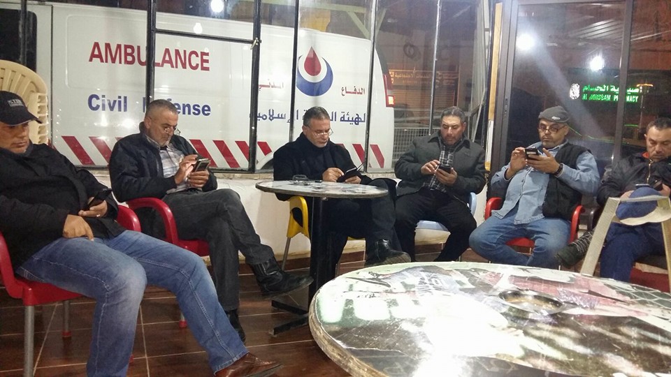 جلسة لمجموعة من الأصدقاء المقرّبين، جمعتهم جلسة ودّ ومحبة في سنتر الخيام، لكن كلّاً منهم يعيش في عالم آخر منشغل بجهازه الخلوي