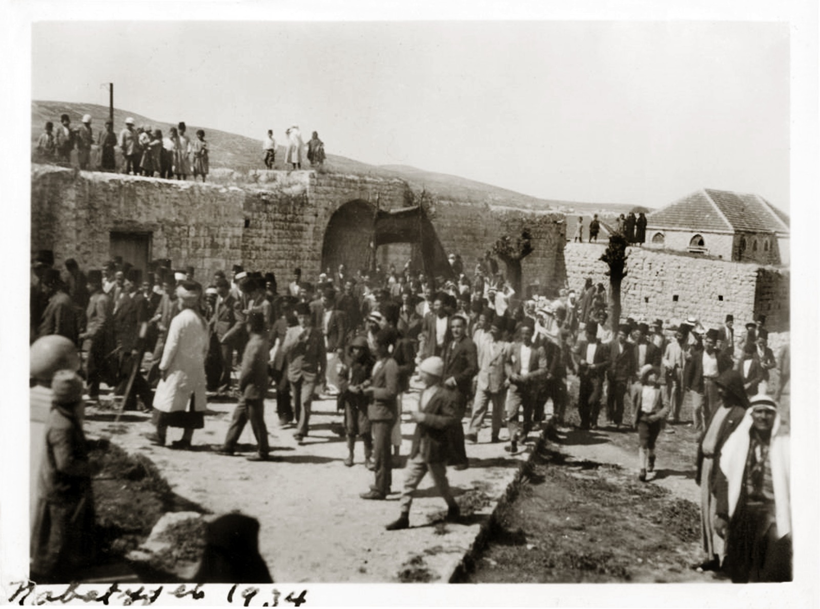 وفود شعبية أثناء استقبال المفوض السامي الفرنسي الكونت داميان دو مارتيل في_العام 1934