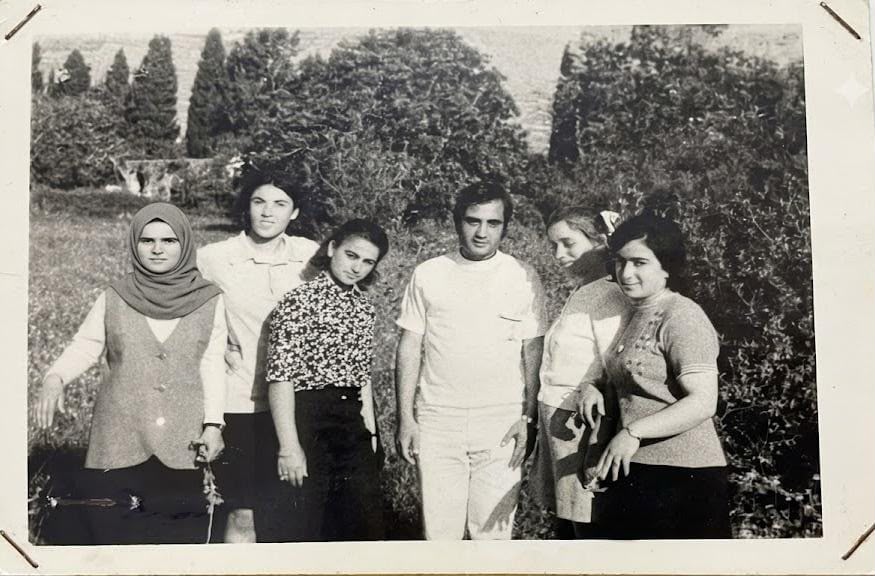 في الرقيقه من اليمين: عفاف عباني، اسمهان عبود، الاستاذ حسن علي نعيم عبدلله، اميرة قانصو، سهيله إدريس ووفاء ابو عباس