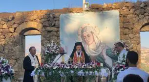 قداس احتفالي في باحة دير القديسة حنة الأثري في القليعة