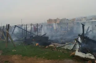 إخماد حريق داخل مخيم للنازحين السوريين في رياق