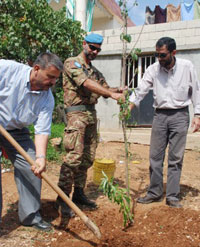 الكولونيل الايطالي بريستيا يشرف على عملية التشجير (حسن بحسون)