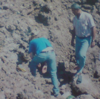 يتفحص بنفسه درجات الإشعاع المنبعثة من حفرة الجلاحية