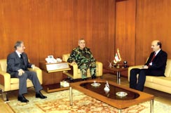 الجميّل وجعجع مع العماد سليمان في مكتبه في اليرزة