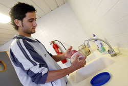 في مطبخ سكن الشباب