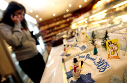 فتاة تختار حلوى العام الجديد