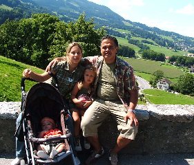 حسن أحمد عبدالله وعائلته، في فرنسا