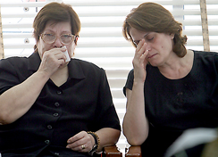 والدة الشهيد غسان داود وجدته تبكيانه