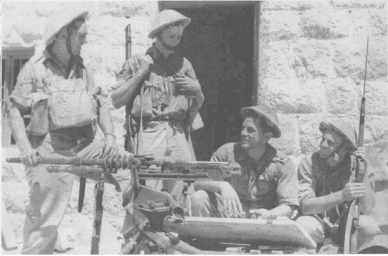 مجموعة من الجنود الاستراليين خارج ثكنة الخيام في التاسع من حزيران 1941,<br> و هم من اليسار إلى اليمين , العريف كامبل و الرقيب سويت بل و الملازم