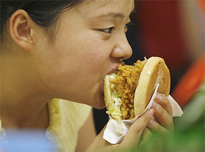 الطعام الغربي.. سبب إصابة الآسيويات بسرطان الثدي