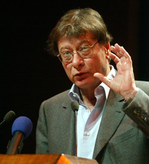 محمود درويش  في إحدى أمسياته الشعرية