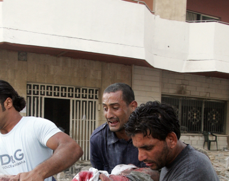 علي صفي الدين ناقلاً زوجته في 16 تموز