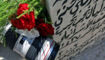 قبر ليال والكامير إلى جانبه (بلال جاويش)