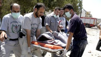 ينتشلون الشهداء بعد انتهاء الغارات (أرشيف ــ كامل جابر)