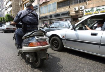 دركي دون خوذة يمازح امرأة ( وائل اللادقي)