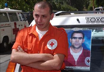 رفيقه يبكيه في تشييعه العام الماضي