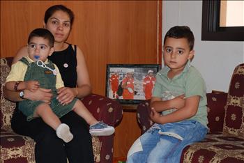 زوجة جبيلي وطفلاه وصورته