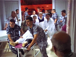 نقل الجرحى والضحايا بعد الانقضاض على الموكب في كفريا. (رونيت ضاهر)