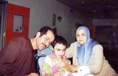 مع الأهل بعد عودتها من العلاج في ايطاليا