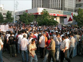 جانب من المعتصمين أمام مؤسسة الكهرباء