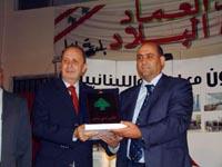  القاضي رمضان يتسلم درعاً من رئيس بلدية بلاط