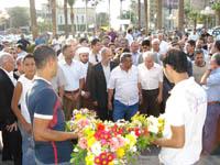 يضعون إكليلاً على النصب التذكاري (سامر زعيتر)