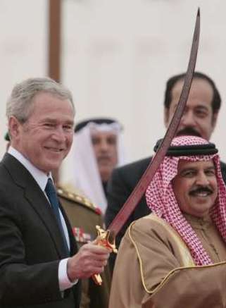 يا لهذه الأمة التي تفّرط بالسيف وتفرش السجاد الأحمر امام غازيها