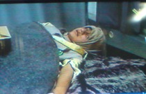 إحدى التلميذات المصابات في المستشفى