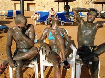 شمس وطين على شاطئ البحر الميت