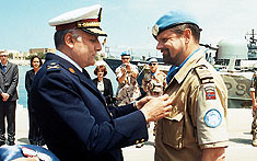 تقديم وسام التقدير العسكري للمقدم الركن البحري نارفيه نوردانغر