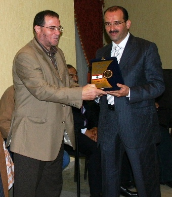 رئيس البلدية يكرّم الأستاذ حسين سويد