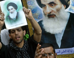  صورة السيستاني مرفوعة في النجف