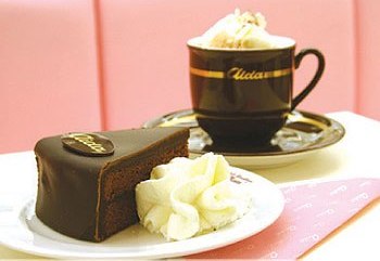 قهوة وقطعة كيك