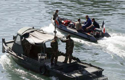 زورق فرنسي يمر بالقرب من زورق عسكري لبناني (خالد الغربي)