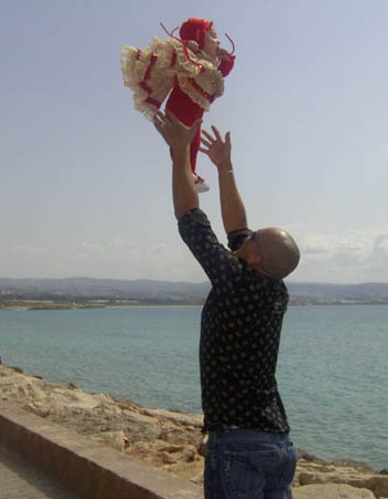 علي صفي الدين يمرح مع ابنته لين