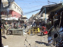 مواطنون يتفقدون الأضرار في مخيم عين الحلوة