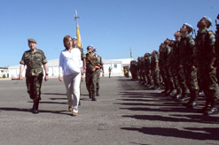 تشاكون تعرض ثلة من الجنود الاسبان في مقر الوحدة في بلاط