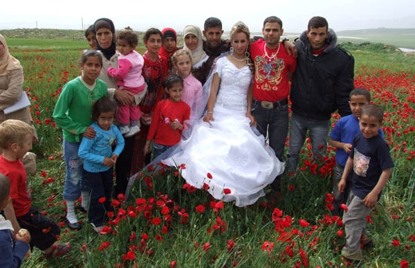 العروسان مع العائلة