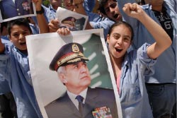 طلاب عمشيت يحتفلون بالتوافق على انتخاب سليمان