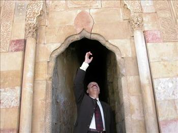 يشير الى تشقق في السرايا