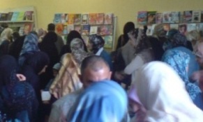 جانب من الحشد في قاعة معرض الكتاب