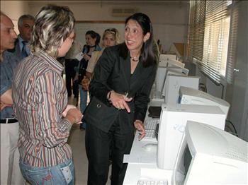 سيسون تتفقد أحد المراكز